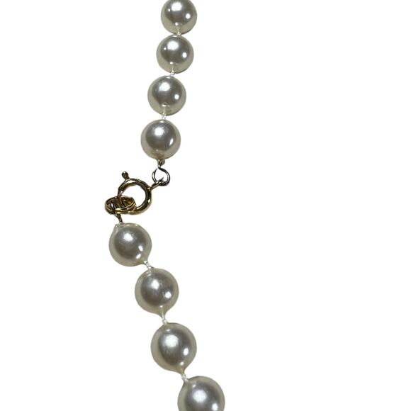 Vintage Faux Pearl Choker Necklace with Gold-Tone Clasp, Classic Elegant Jewelry - Picture 3 of 8